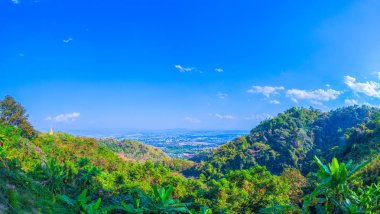 Doi bana göster Pha Doi bak Nangnon Dağları'nın Maesai Chiang Rai şeklinde gördüğünüz nokta uyuyan kadınlar gibi. Doi Nang sigara içinde bu mağarada kaybettim büyük ve uzun mağara çocuk var.