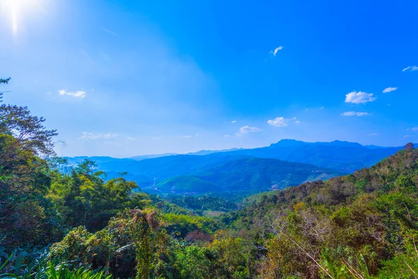 Doi bana göster Pha Doi bak Nangnon Dağları'nın Maesai Chiang Rai şeklinde gördüğünüz nokta uyuyan kadınlar gibi. Doi Nang sigara içinde bu mağarada kaybettim büyük ve uzun mağara çocuk var.