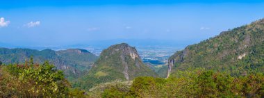 Panorama adlı Doi bana göster Pha noktası Doi uyuyan kadınlar gibi Nangnon Dağları'nın Maesai Chiang Rai şeklinde görebilirsiniz. Doi Nang sigara içinde bu mağarada kaybettim büyük ve uzun mağara çocuk var.