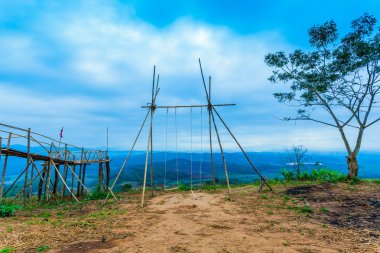 Altın tri açı bakış açısı çok uzak olmayan yüksek ve büyük Dağı'nda doi Sango bakış açısı olduğunu. Doi Sango kamp bambu Köprüsü ve bambu salıncak için bambu kulübe bambu sahne var