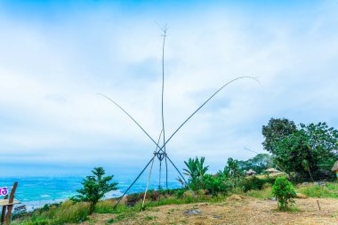 Altın tri açı bakış açısı çok uzak olmayan yüksek ve büyük Dağı'nda doi Sango bakış açısı olduğunu. Doi Sango kamp bambu Köprüsü ve bambu salıncak için bambu kulübe bambu sahne var