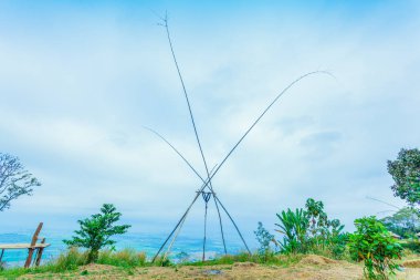 Altın tri açı bakış açısı çok uzak olmayan yüksek ve büyük Dağı'nda doi Sango bakış açısı olduğunu. Doi Sango kamp bambu Köprüsü ve bambu salıncak için bambu kulübe bambu sahne var