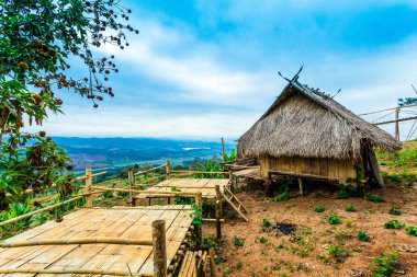 Altın tri açı bakış açısı çok uzak olmayan yüksek ve büyük Dağı'nda doi Sango bakış açısı olduğunu. Doi Sango kamp bambu Köprüsü ve bambu salıncak için bambu kulübe bambu sahne var