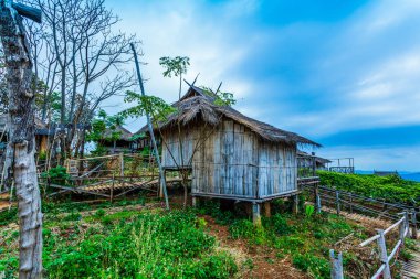 Altın tri açı bakış açısı çok uzak olmayan yüksek ve büyük Dağı'nda doi Sango bakış açısı olduğunu. Doi Sango kamp bambu Köprüsü ve bambu salıncak için bambu kulübe bambu sahne var