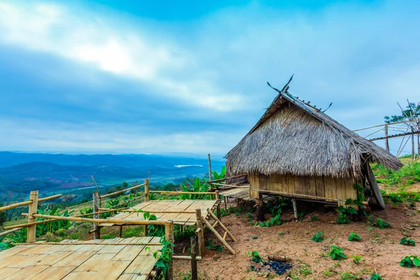 Altın tri açı bakış açısı çok uzak olmayan yüksek ve büyük Dağı'nda doi Sango bakış açısı olduğunu. Doi Sango kamp bambu Köprüsü ve bambu salıncak için bambu kulübe bambu sahne var