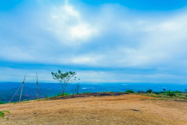 珊瑚观点是在高和大山不远从金黄三角度观点 珊瑚竹木屋竹棚竹桥及竹秋千 — 图库照片