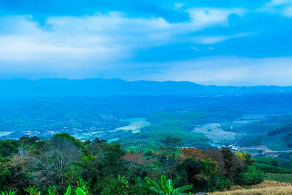 Altın tri açı bakış açısı çok uzak olmayan yüksek ve büyük Dağı'nda doi Sango bakış açısı olduğunu. Doi Sango kamp bambu Köprüsü ve bambu salıncak için bambu kulübe bambu sahne var