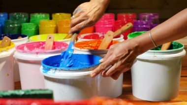 mavi renkte mürekkep baskı tee gömlek için kepçe. tee gömlek üzerine baskı için heyecan ve kepçe boya beyaz varil içinde olmak. Plastisol mürekkeple yararlı aynı zamanda diğer kumaş üzerine yazdırmak için tee gömlek fabrikası