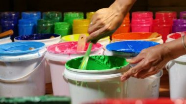 Kepçe yeşil renkte mürekkep baskı tee gömlek için. tee gömlek üzerine baskı için heyecan ve kepçe boya beyaz varil içinde olmak. Plastisol mürekkeple yararlı aynı zamanda diğer kumaş üzerine yazdırmak için tee gömlek fabrikası