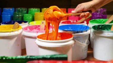 Kepçe turuncu renkte mürekkep baskı tee gömlek için. tee gömlek üzerine baskı için heyecan ve kepçe boya beyaz varil içinde olmak. Plastisol mürekkeple yararlı aynı zamanda diğer kumaş üzerine yazdırmak için tee gömlek fabrikası