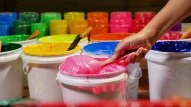 pembe renkte mürekkep baskı tee gömlek için kepçe. tee gömlek üzerine baskı için heyecan ve kepçe boya beyaz varil içinde olmak. Plastisol mürekkeple yararlı aynı zamanda diğer kumaş üzerine yazdırmak için tee gömlek fabrikası