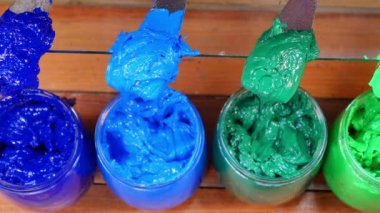 «Ana sayfa» renkli görünümünü trowers üzerinde boya damlama varil çimen vardır. Mürekkep ya da parmak izi tee gömlek tee gömlek fabrikası için boya deposu