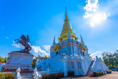 Maesai Chiang Rai mavi gökyüzünde Phra Naresuan Maharat Anıtı