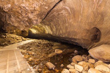 Mağara içinde güzel bir sarkıt dikitler şekildir. Bu bir mağara tam yarasa mağaranın tarafında aracılığıyla küçük bir kanala bir köprü ziyaretçiler için kanal vardır. mağara adıdır Tharlode Noi Kanchanaburi'deki/daki oteller