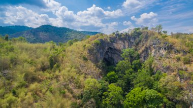 hava fotoğrafçılığı peyzaj Thanlod Noi mağaranın iki mağara arasında Thanlod Yai mağarasının var Thanlod Yai mağara geçişte yol sudan daha Lod Noi mağaranın boyunca birçok şelale