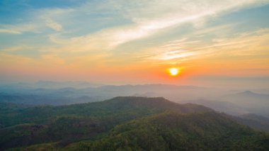 havadan görünümü sahne günbatımı yukarıda Thanlod Yai mağara Kanchanaburi'deki/daki oteller