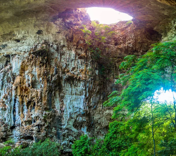 Luz Através Buraco Telhado Caverna Tharlode Yai — Fotografia de Stock