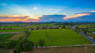 havadan görünümü sahne günbatımı pirinç alan içinde yeni yol geçmektedir. yapım aşamasında yeni otoyol bağlanmak için Myanmar.