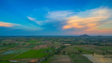 havadan görünümü sahne günbatımı pirinç alan içinde yeni yol geçmektedir. yapım aşamasında yeni otoyol bağlanmak için Myanmar.
