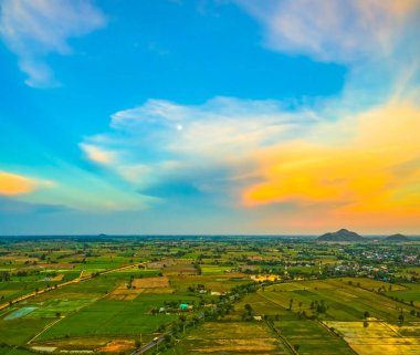 havadan görünümü sahne günbatımı pirinç alan içinde yeni yol geçmektedir. yapım aşamasında yeni otoyol bağlanmak için Myanmar.