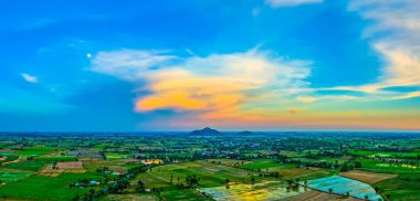 havadan görünümü sahne günbatımı pirinç alan içinde yeni yol geçmektedir. yapım aşamasında yeni otoyol bağlanmak için Myanmar.