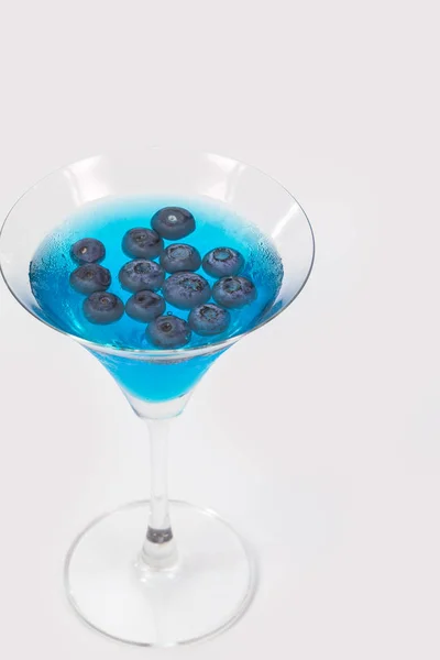 Ein Glas Blaubeere Blauem Wasser Auf Weißem Hintergrund — Stockfoto