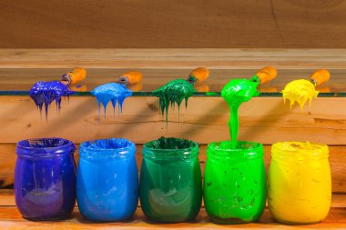 koyu mavi ışık mavi koyu yeşil ışık yeşil ve sarı renkler plastisol mürekkep kolu mala kopya alanı ile gelen damlayan,