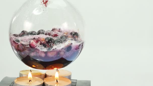 Kokend Blueberry Laboratorium Apparatuur Distillatie Van Alcohol Parfum Van Blueberry — Stockvideo