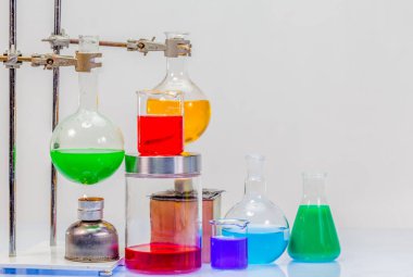 kimyasal karıştırma laboratuvar deneyleri damıtma donanımları