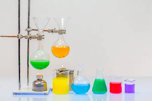 Обладнання Дистиляції Лабораторних Експериментах Хімічній Суміші — стокове фото