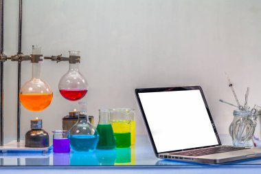 bir bilim adamı işe kimyasal laboratuvar deneyleri kopya alanı ile karıştırma bilgisayarda