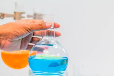 Laboratuvar test tüpleri kimyasallar karışık