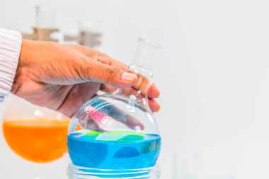 su ısıtıcısı Cam laboratuvar deneyleri içinde mavi su