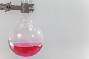 su ısıtıcısı Cam laboratuvar deneyleri içinde pembe su