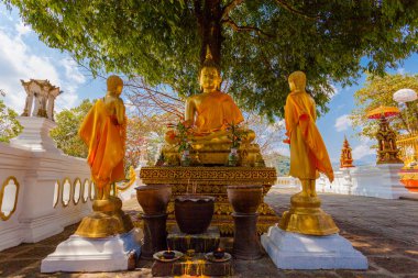 Pagoda ve Buda heykelleri Wat Prathat Doi Waodani Mae Sai Chiang Rai Tayland at içinde. Tachilek Myanmar için Mai Sai üzerinden sınır kapısı.