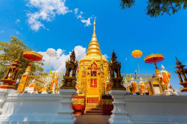 Pagoda ve Buda heykelleri Wat Prathat Doi Waodani Mae Sai Chiang Rai Tayland at içinde. Tachilek Myanmar için Mai Sai üzerinden sınır kapısı.