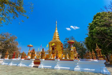 Pagoda ve Buda heykelleri Wat Prathat Doi Waodani Mae Sai Chiang Rai Tayland at içinde. Tachilek Myanmar için Mai Sai üzerinden sınır kapısı.