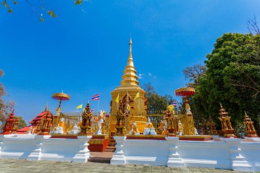 Pagoda ve Buda heykelleri Wat Prathat Doi Waodani Mae Sai Chiang Rai Tayland at içinde. Tachilek Myanmar için Mai Sai üzerinden sınır kapısı.