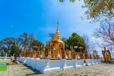 Pagoda ve Buda heykelleri Wat Prathat Doi Waodani Mae Sai Chiang Rai Tayland at içinde. Tachilek Myanmar için Mai Sai üzerinden sınır kapısı.