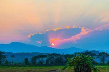 Chiang Rai Tayland yüksek dağ üstünde belgili tanımlık bulut aracılığıyla ışık.