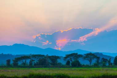 Chiang Rai Tayland yüksek dağ üstünde belgili tanımlık bulut aracılığıyla ışık.