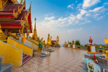 Kiriwong tapınak yüksek dağda Altın Buda heykelleri 