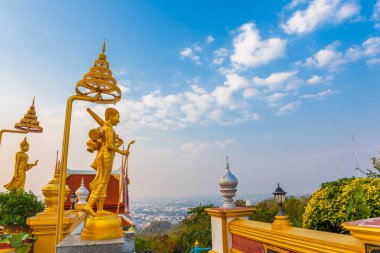 Kiriwong tapınak yüksek dağda Altın Buda heykelleri 