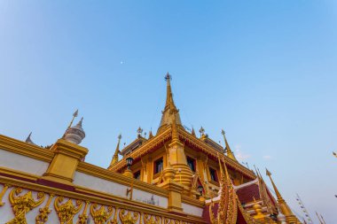 golden pagoda Kiriwong tapınak Nakornsawan Tayland yüksek dağda yukarıda sahne gündoğumu