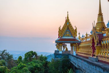 golden pagoda Kiriwong tapınak Nakornsawan Tayland yüksek dağda yukarıda sahne gündoğumu