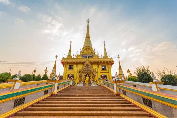 Nakornsawan Kiriwong 寺高山上的金色宝塔上的风景日出 — 图库照片