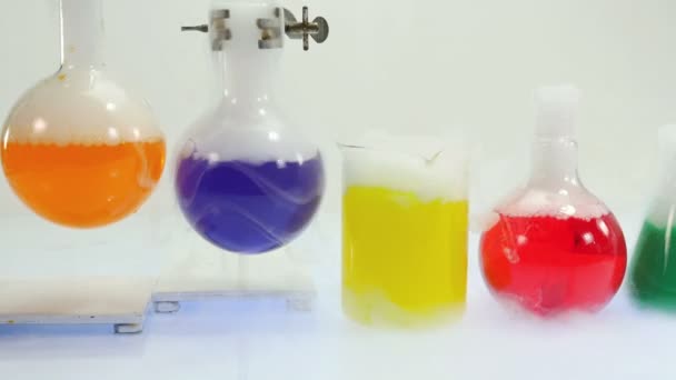 Colores Botellas Pruebas Humo Experimentos Laboratorio Mezclas Químicas — Vídeos de Stock