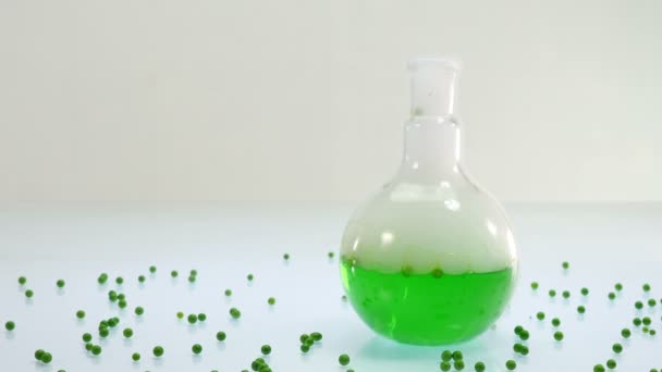 Verde Botellas Humo Experimentos Laboratorio Colores Botellas Pruebas Humo Experimentos — Vídeo de stock