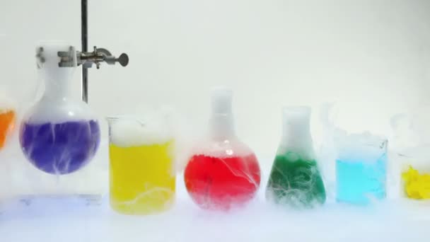 Couleurs Dans Les Bouteilles Essais Fumée Dans Des Expériences Laboratoire — Video