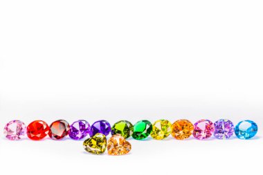 kalp şeklinde ve beyaz arka plan kopya alanı ile renkli elmas elmas